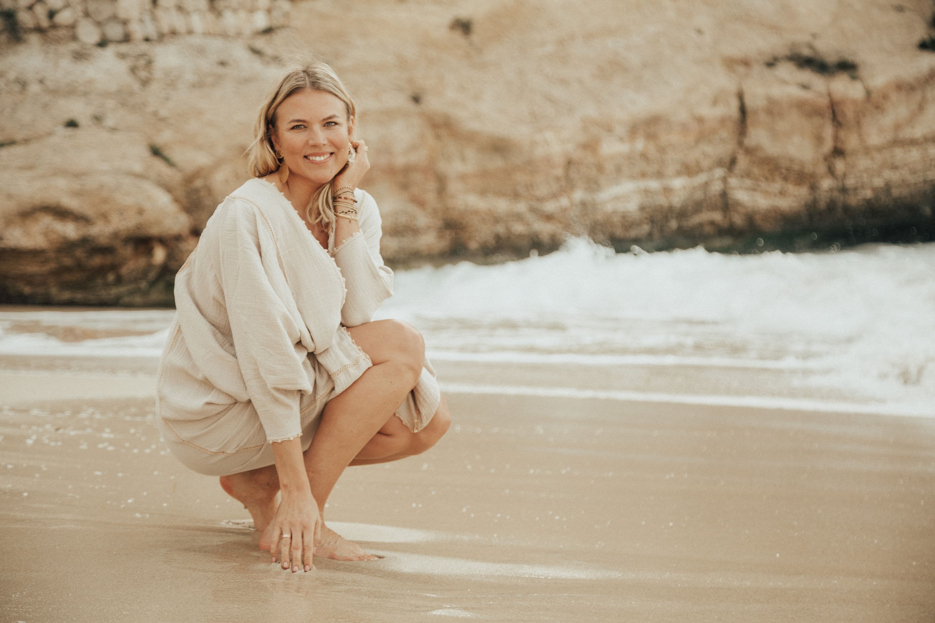 Dr. Emilia Vuorisalmi at the shoreline, photograph by Olga Poppius
